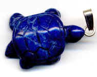 Tiergravuranhänger, Howlith, blau 1 x 1,5 x 2 cm